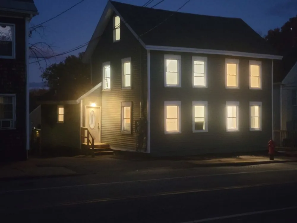 Licensed electrical service for homes in lighting installation, by