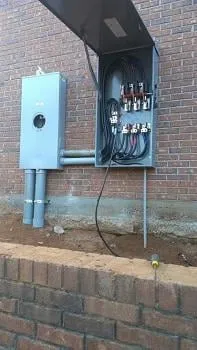 Emergency electrician providing circuit breaker repair in , 