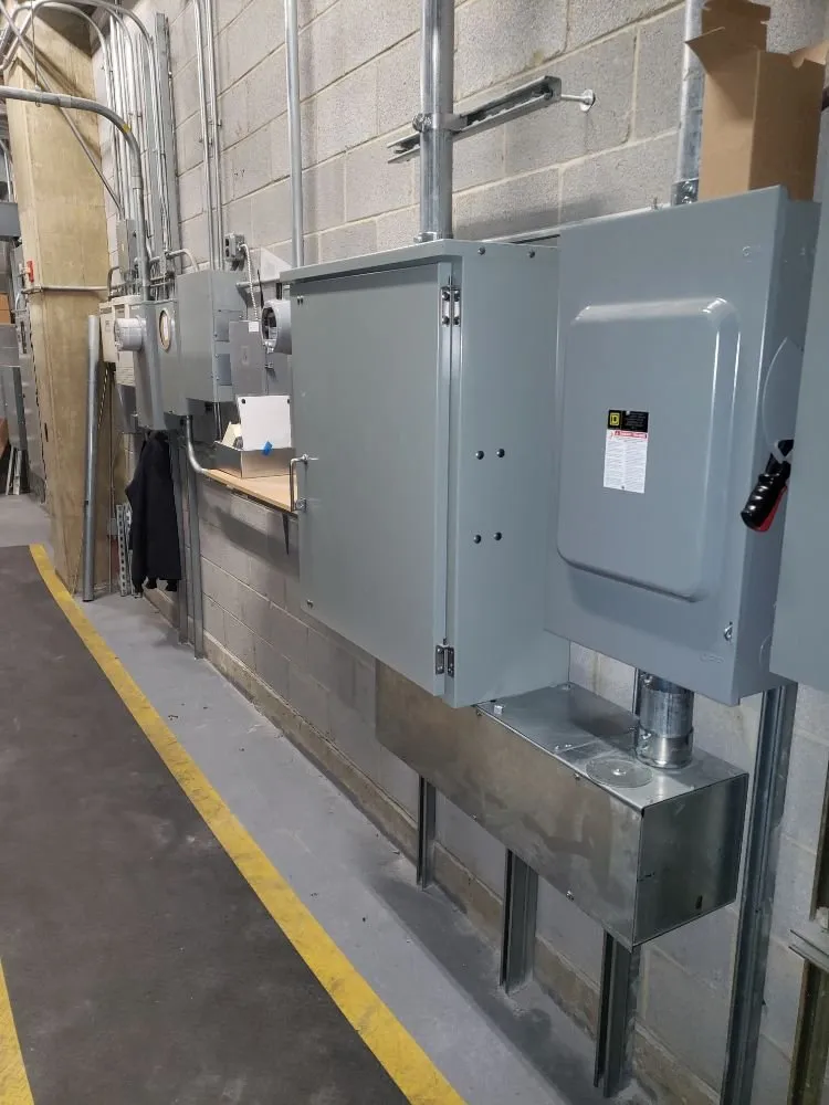 Certified electrician providing emergency electrical service in , 