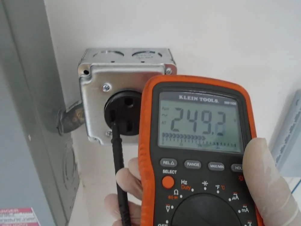 Certified electrician providing circuit breaker repair in , 