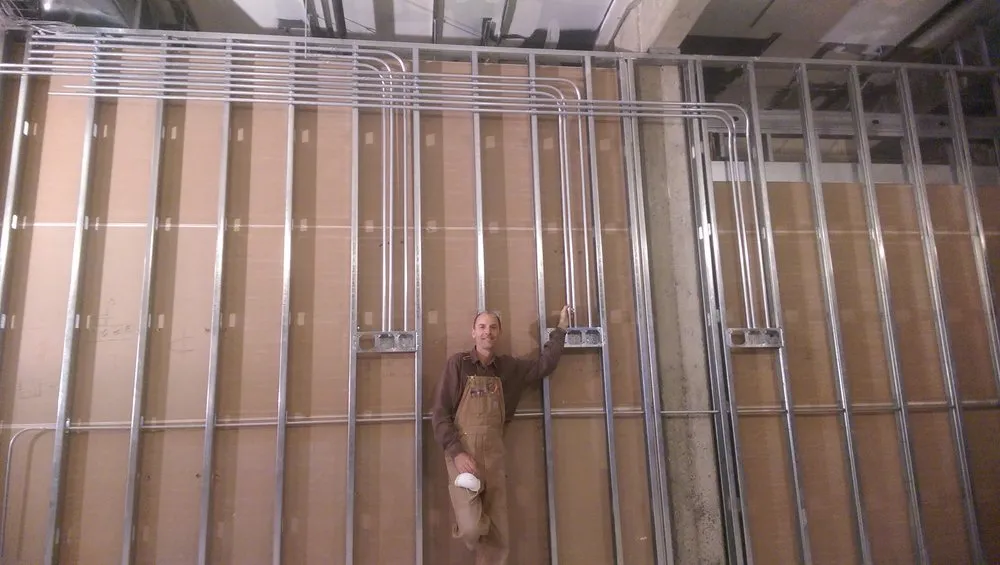 Licensed electrician providing circuit breaker repair in , 