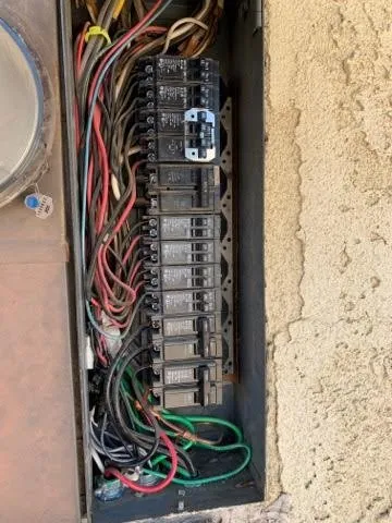 Trusted electrician providing emergency electrical service in , 