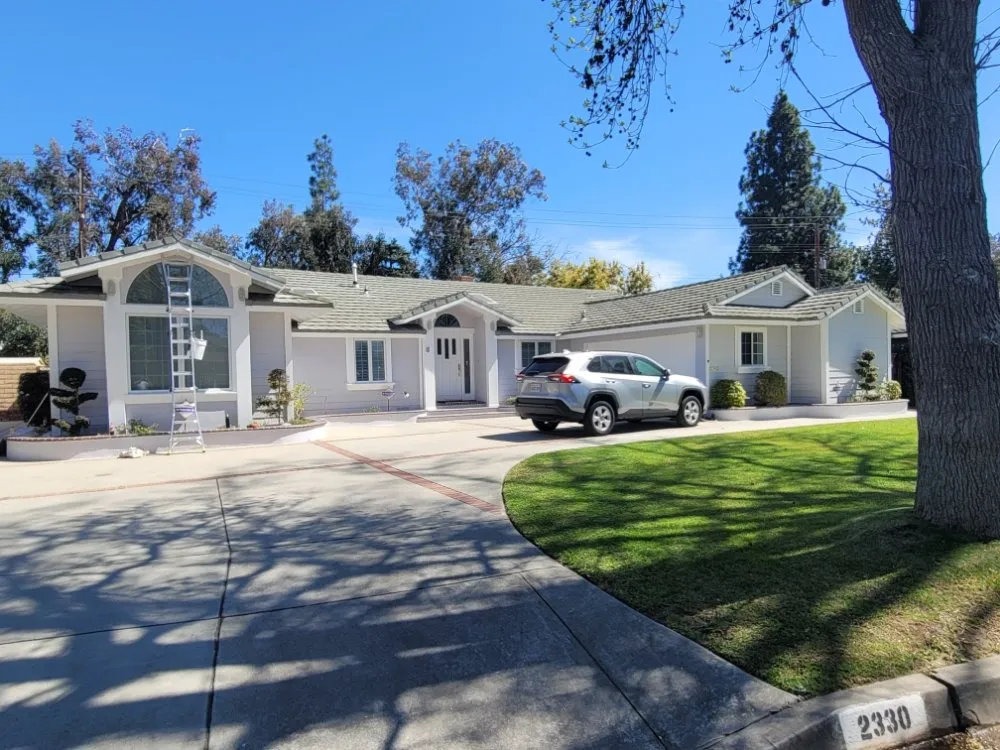 Slide of Build and Decor Construction