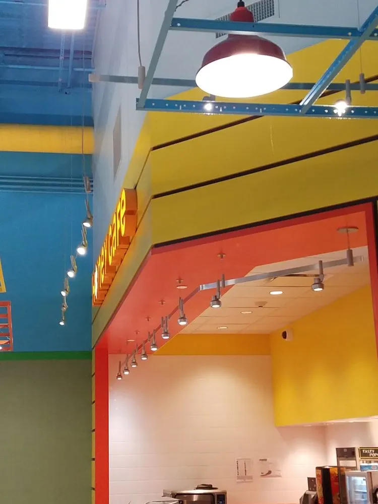 Licensed electrician providing electrical repair in , 