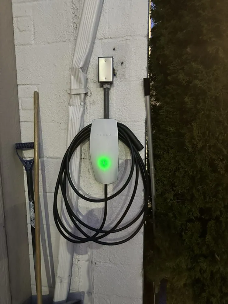 Reliable electrician providing outlet and switch repair in , 