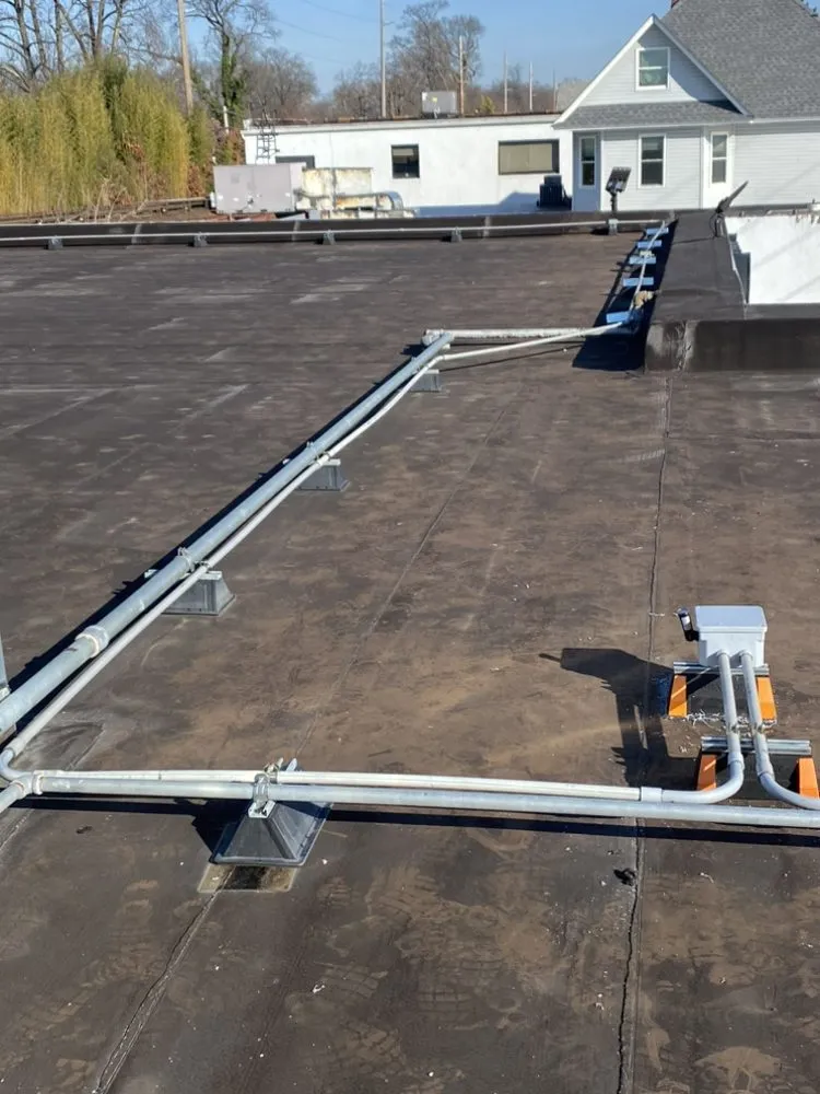 Emergency electrician providing electrical repair in , 