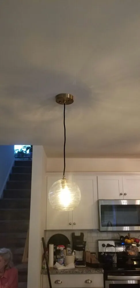 Licensed electrician providing electrical repair in , 