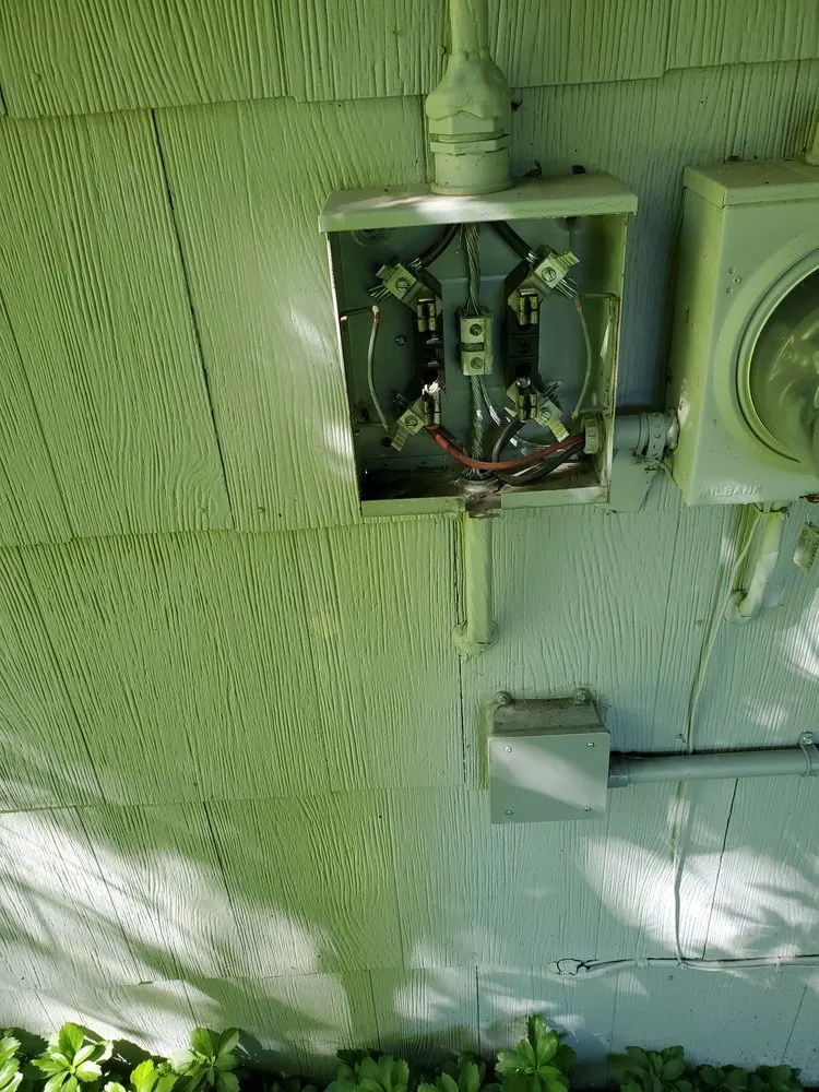 Emergency electrician providing emergency electrical service in , 