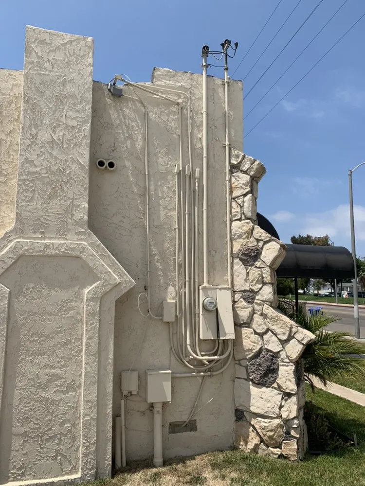 Emergency electrician providing outlet and switch repair in , 