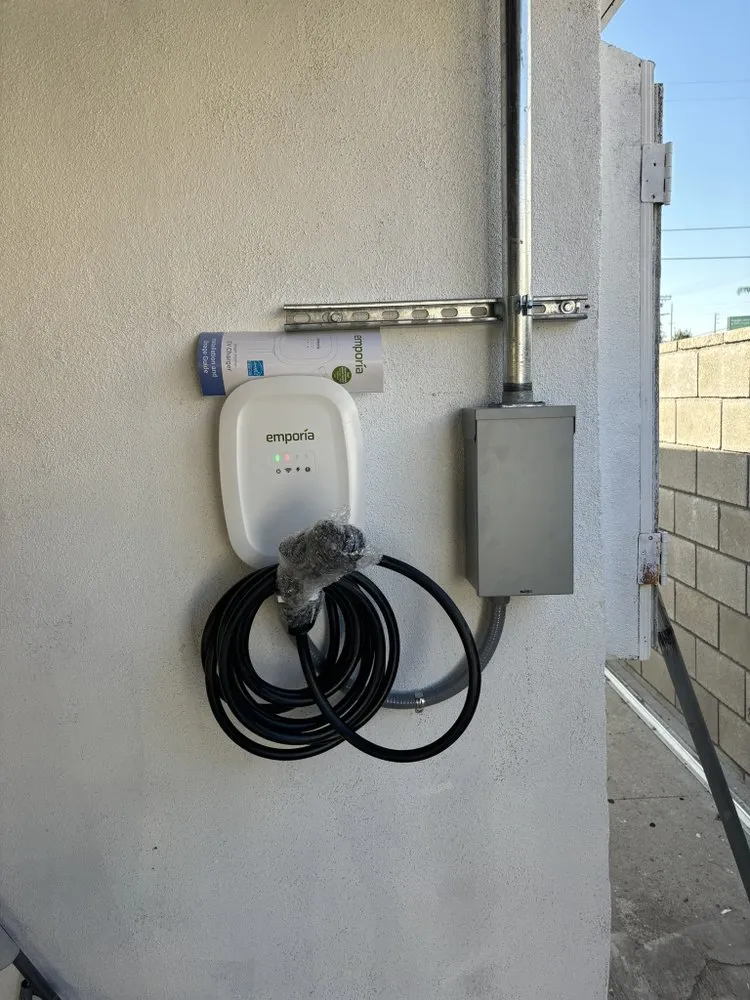 Trusted circuit breaker repair in San Fernando Valley, CA by CAF Electrics