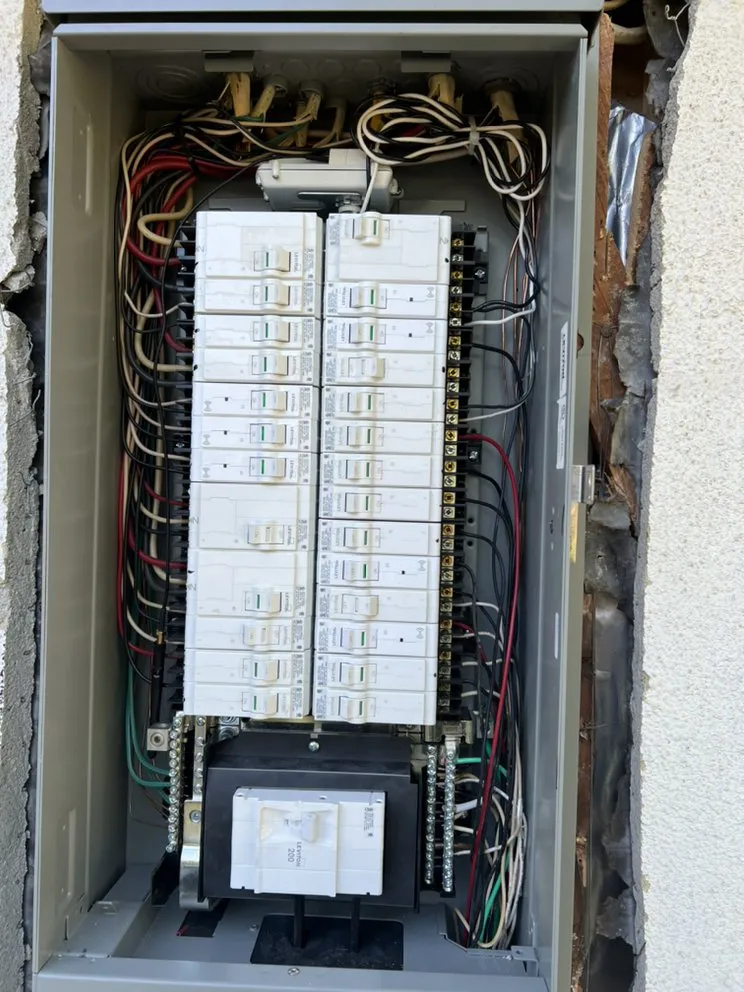 Professional circuit breaker repair experts serving Burbank, CA - Calgreen Electric & Plumbing