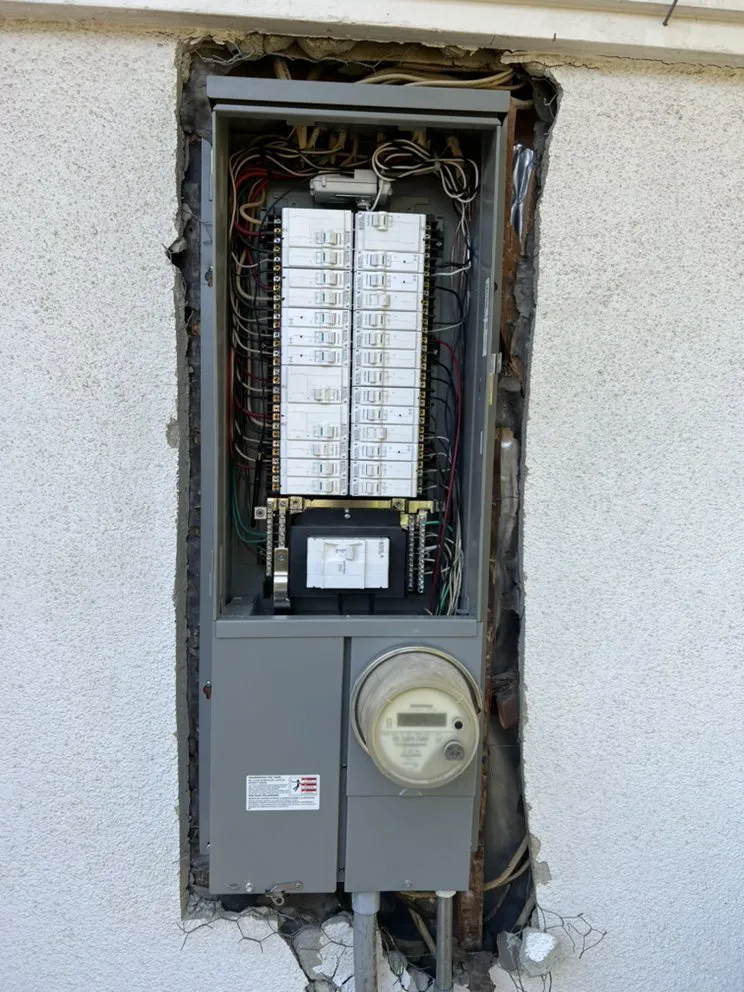 Licensed circuit breaker repair experts serving Burbank, CA - Calgreen Electric & Plumbing