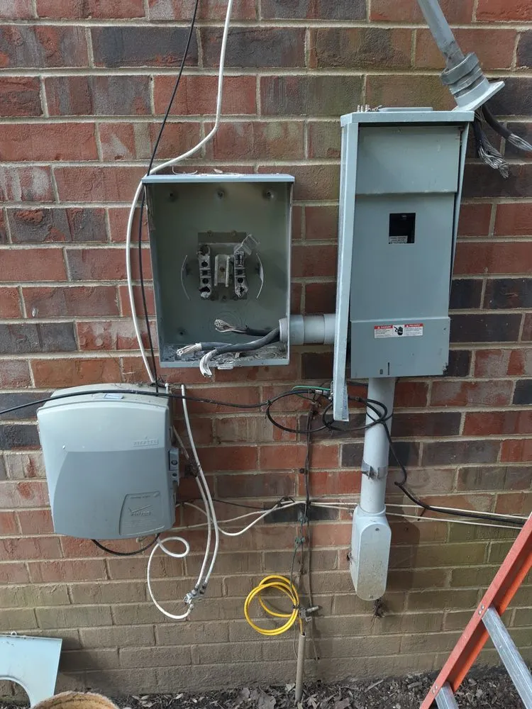 Licensed electrician providing emergency electrical service in , 