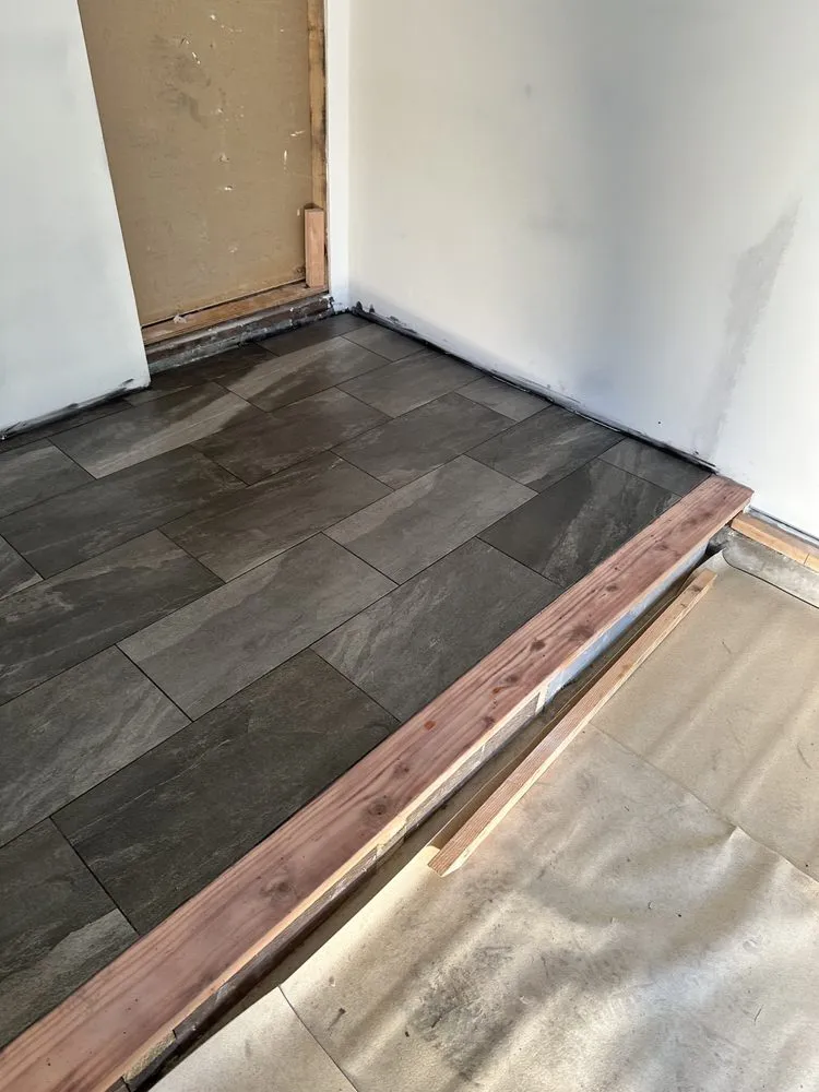 Emergency electrician providing circuit breaker repair in , 