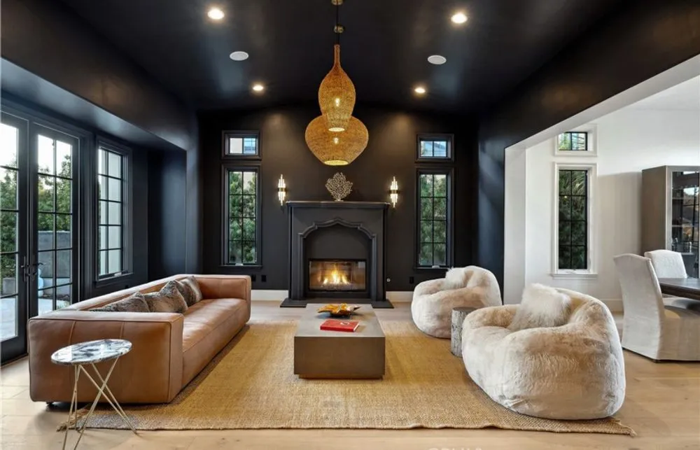 Licensed electrician providing circuit breaker repair in , 