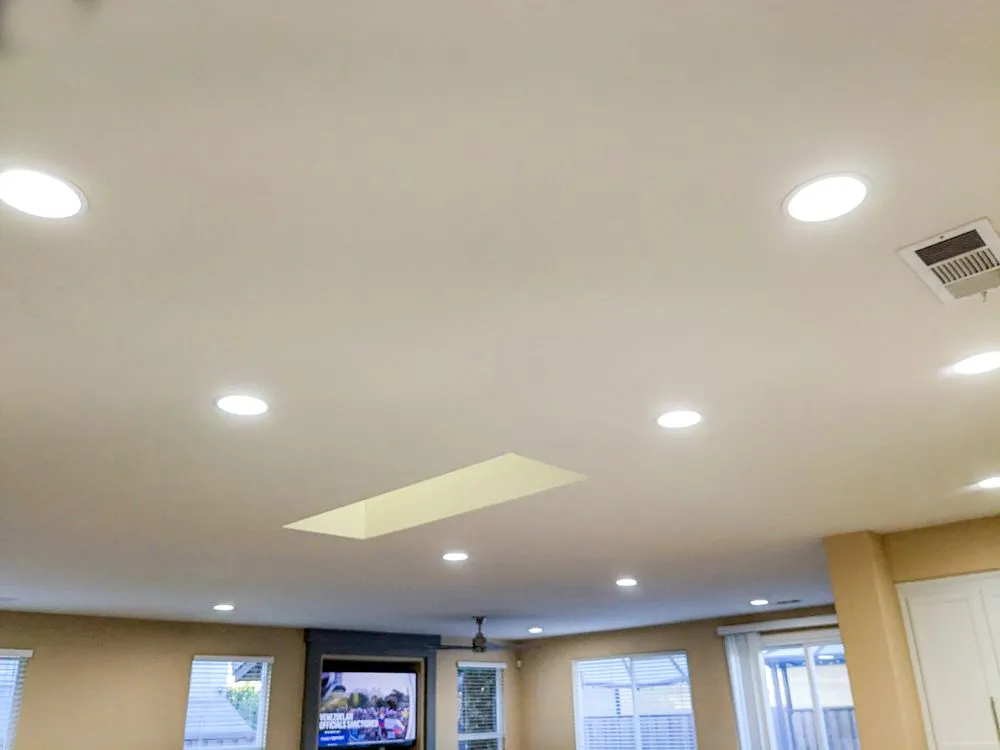 Emergency electrical service for homes in lighting installation, by