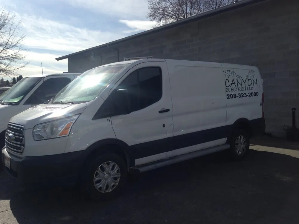 Affordable electrician providing emergency electrical service in , 