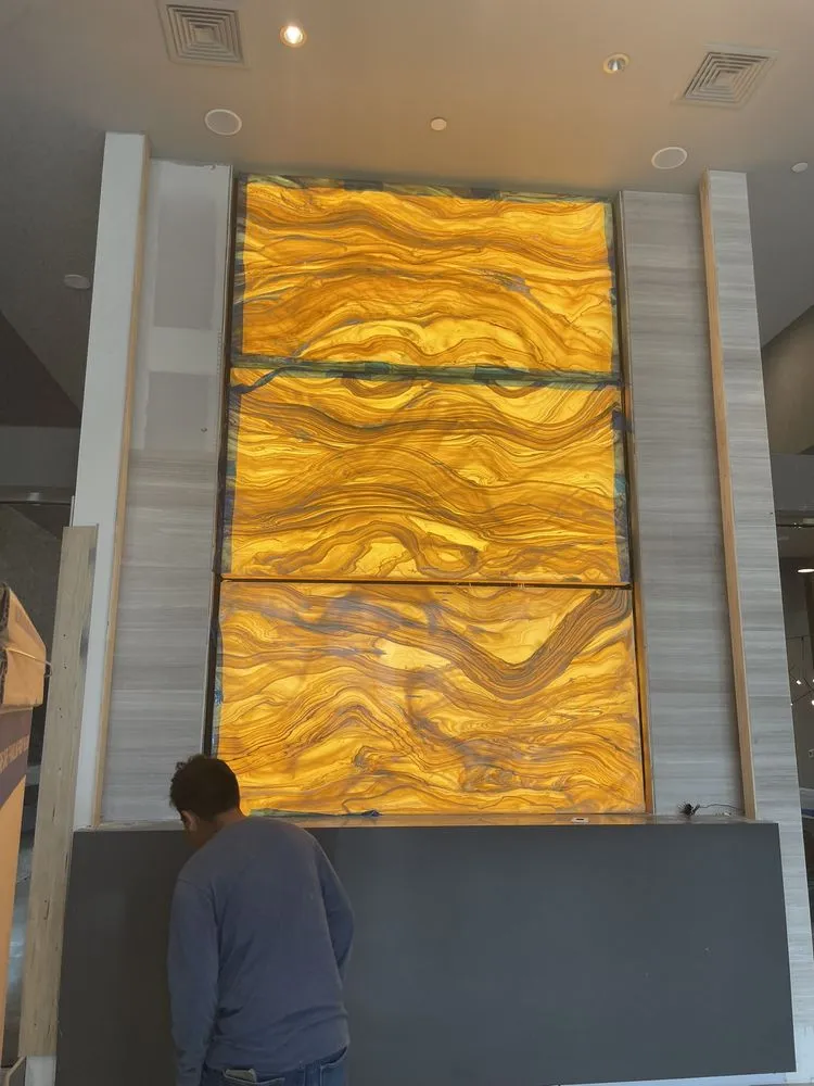 Emergency electrician providing electrical repair in , 