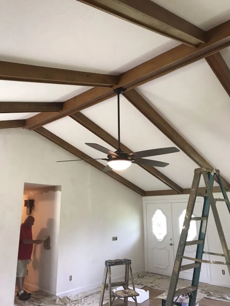 Licensed electrician providing electrical repair in , 