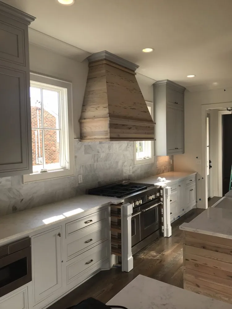 Trusted electrician providing emergency electrical service in , 