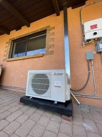 Affordable electrician providing circuit breaker repair in , 