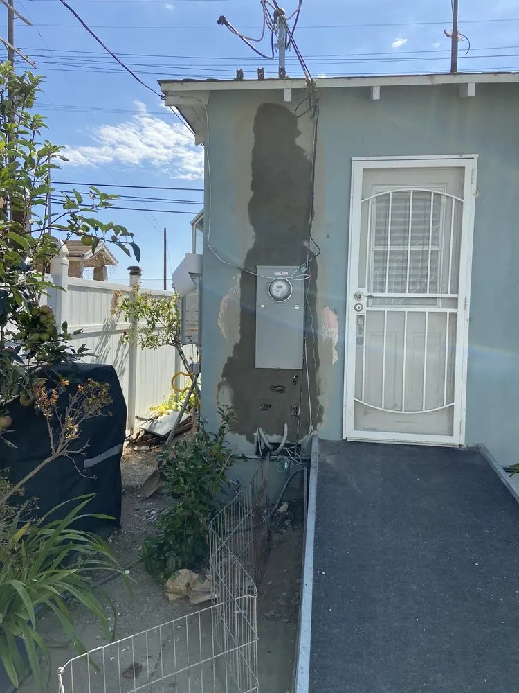 Slide of Carlos Cabrera - The Wire Guy