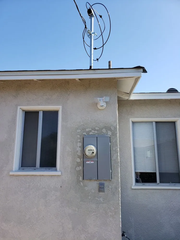 Slide of Carlos Cabrera - The Wire Guy