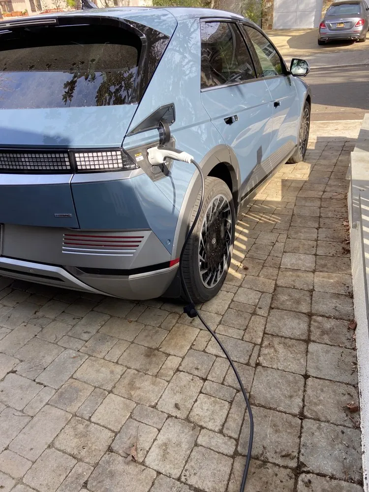 Slide of Carlos Cabrera - The Wire Guy