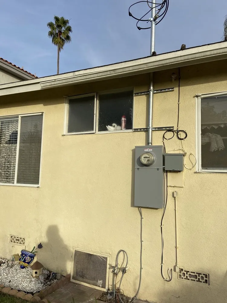 Slide of Carlos Cabrera - The Wire Guy