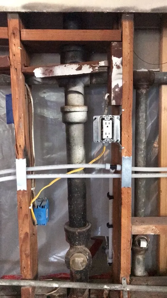 Slide of Carlos Cabrera - The Wire Guy