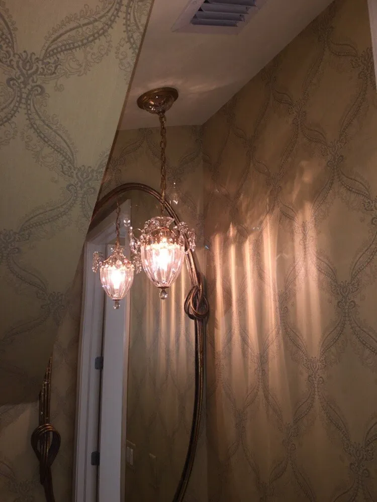 Licensed electrician providing electrical repair in , 