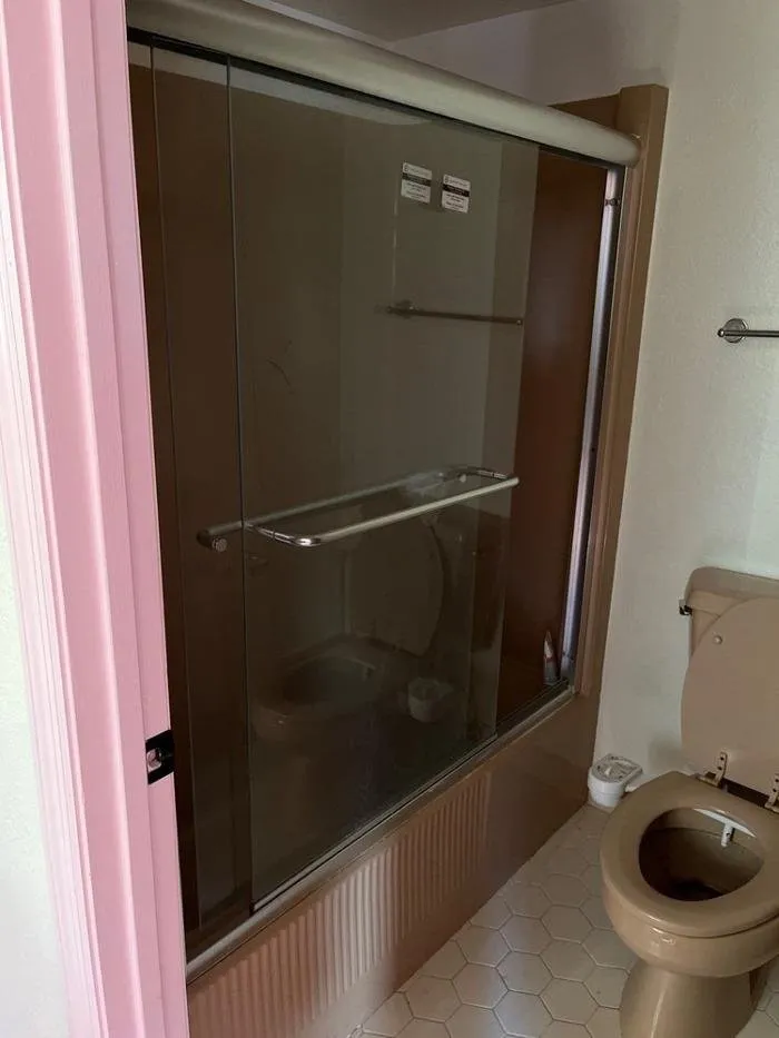 Expert electrician providing emergency electrical service in , 