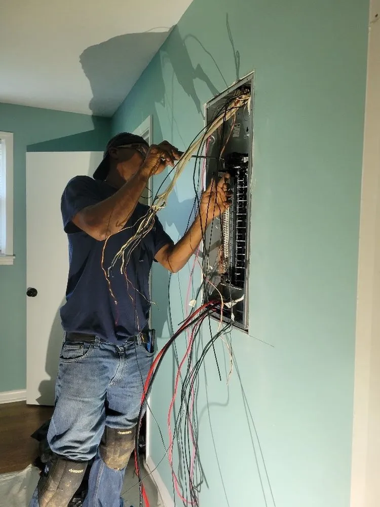 Affordable electrician providing emergency electrical service in ,
