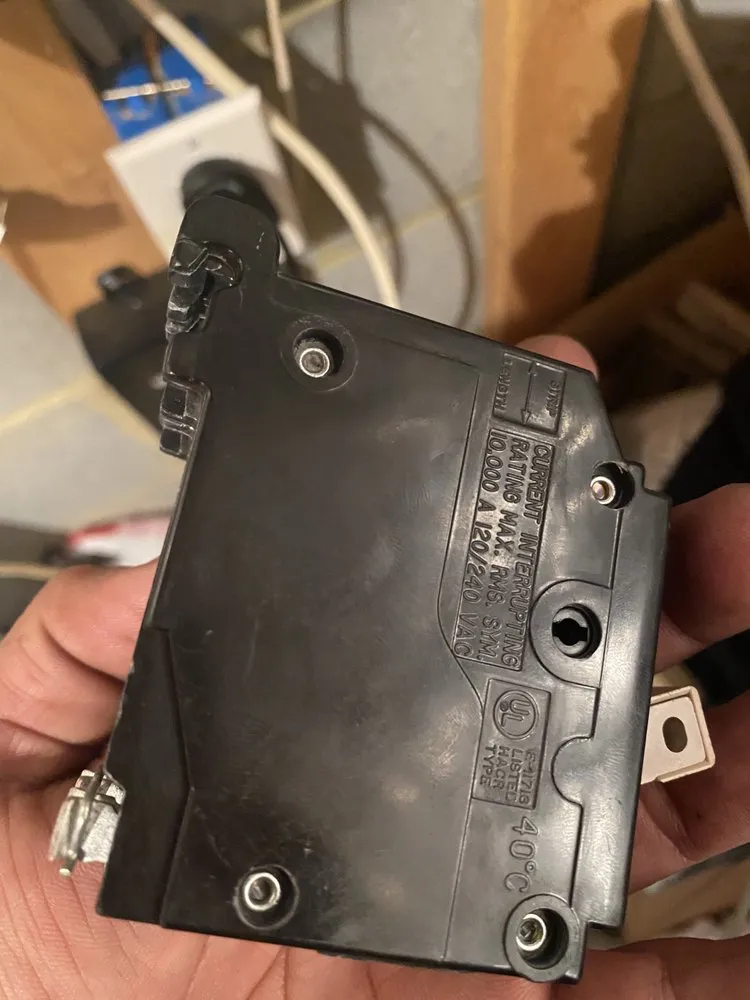 Affordable electrician providing outlet and switch repair in Upper Marlboro, MD - Castillo HVAC