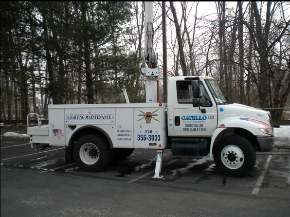 Licensed electrician providing electrical repair in , 