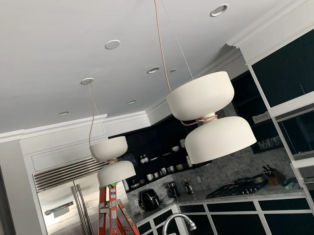 Emergency electrical service for homes in lighting installation, by