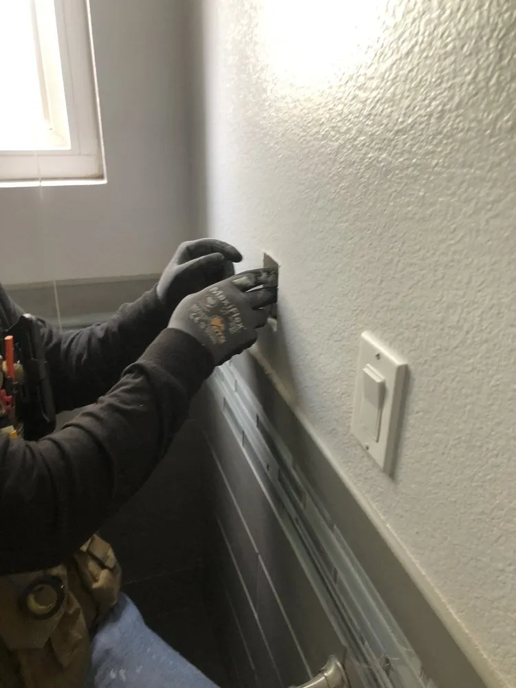 Slide of CC Incisive Electric