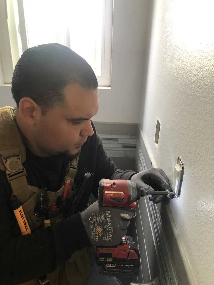 Slide of CC Incisive Electric