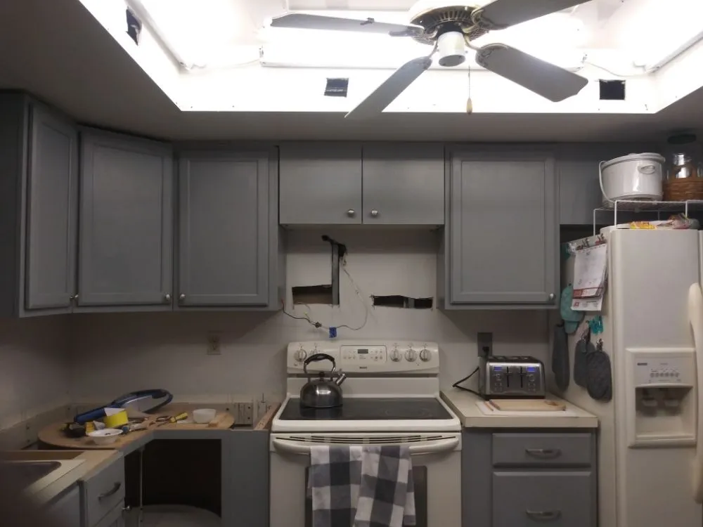 Affordable electrician providing emergency electrical service in ,