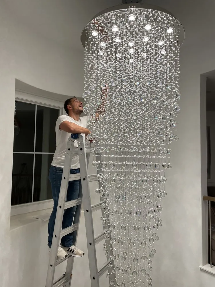 Emergency electrician providing outlet and switch repair in Pacific Palisades, CA - Center Light Electric