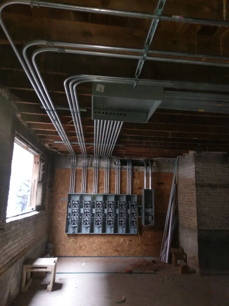 Expert electrician providing outlet and switch repair in Pacific Palisades, CA - Center Light Electric