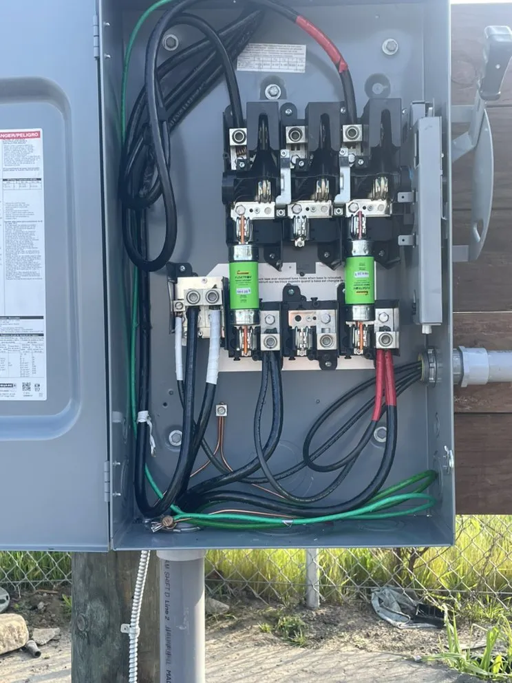 Licensed electrician providing electrical repair in , 