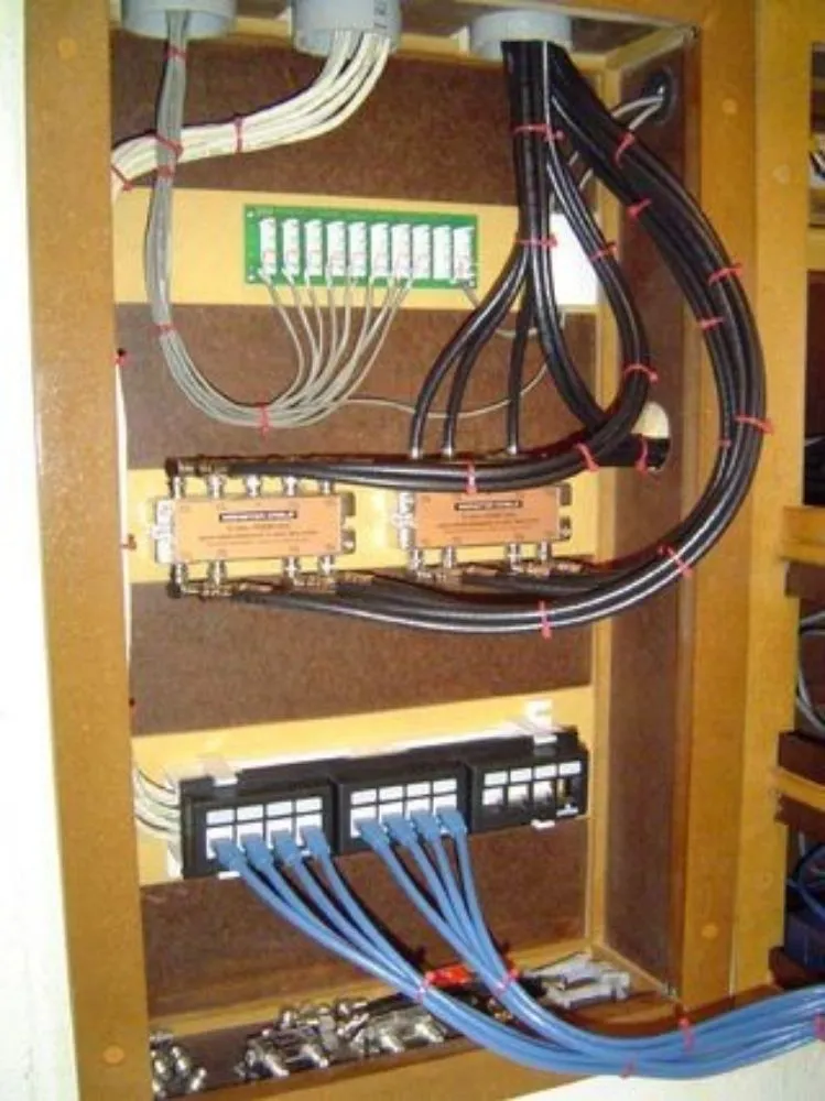 Reliable electrician providing circuit breaker repair in , 