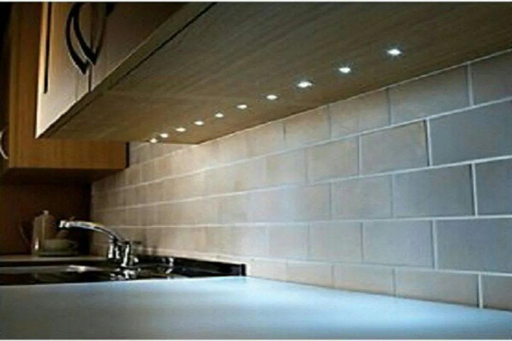 Affordable electrician providing emergency electrical service in , 