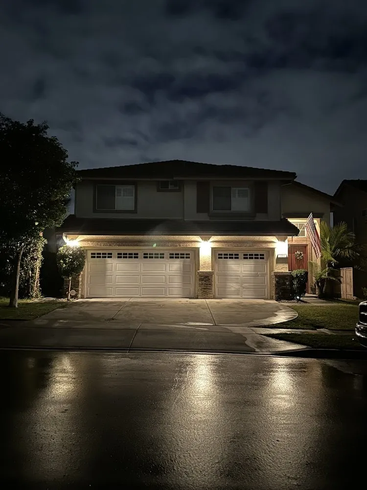 Slide of Checo Electric