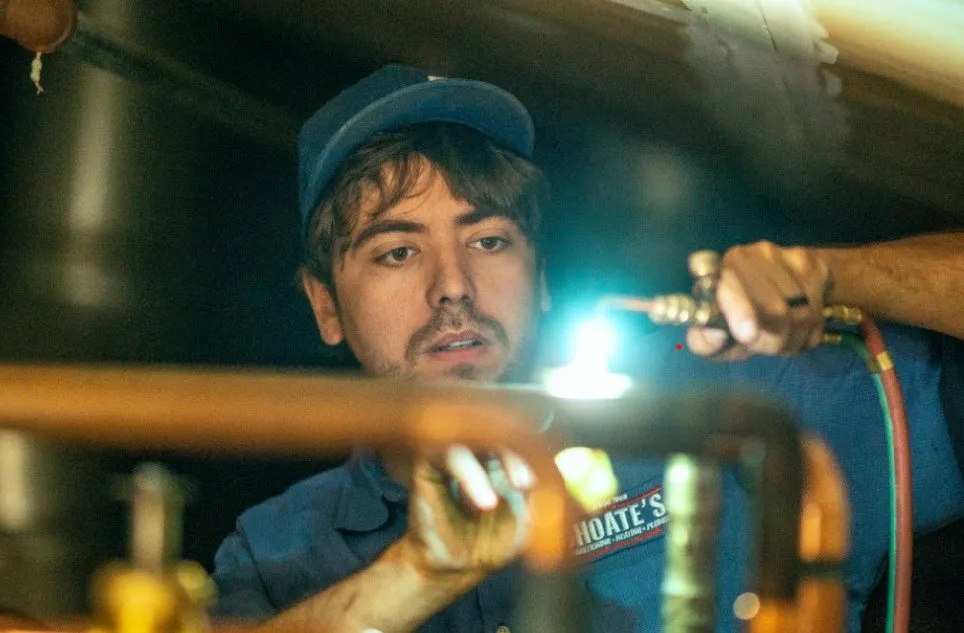 Emergency electrician providing panel upgrade in , 