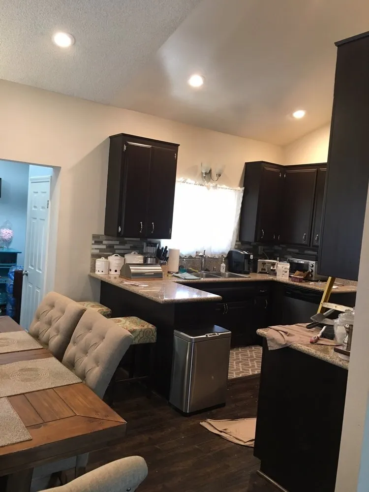 Expert electrician providing electrical repair in , 