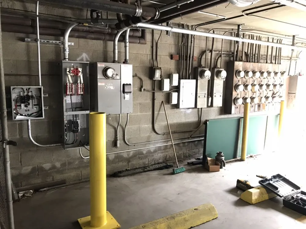 Emergency electrician providing emergency electrical service in , 