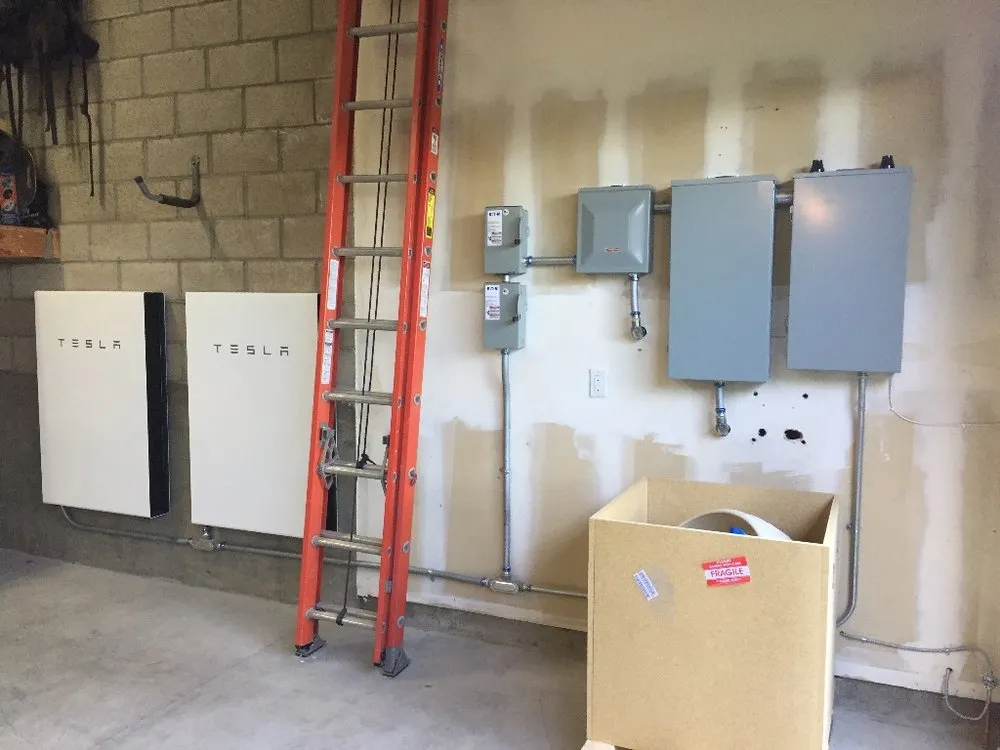 Licensed electrical service for homes in lighting installation,  by 