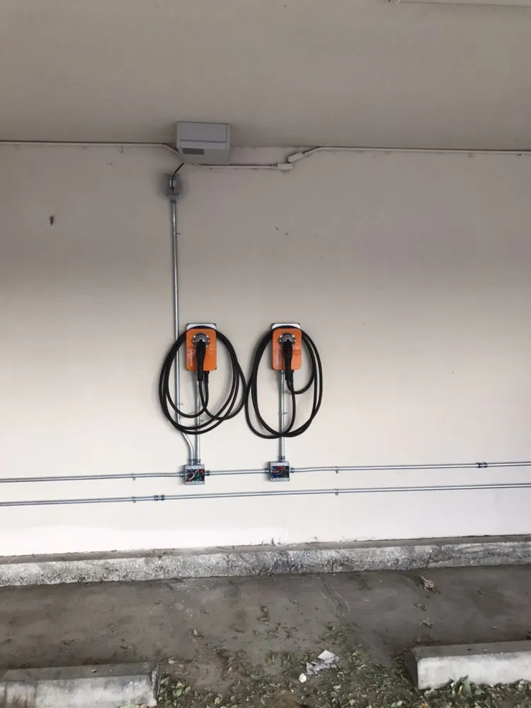 Expert outlet and switch repair in ,  by Christian Rivera